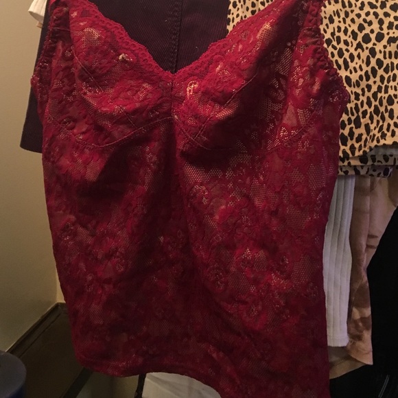 Red lace fitted tank top - Picture 2 of 3